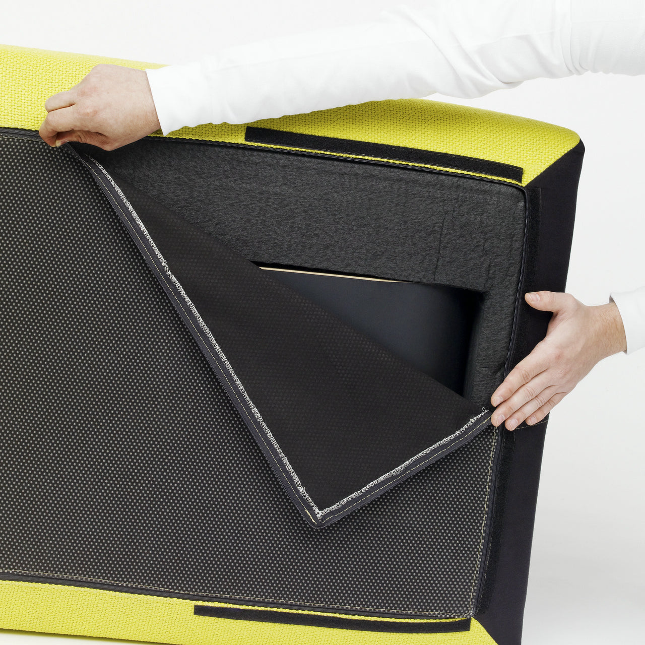 Ansicht der Unterseite eines Cubit Sofa-Moduls mit Antirutsch-Fläche – ermöglicht rutschfestes, freies Platzieren der Module ohne feste Verbindung