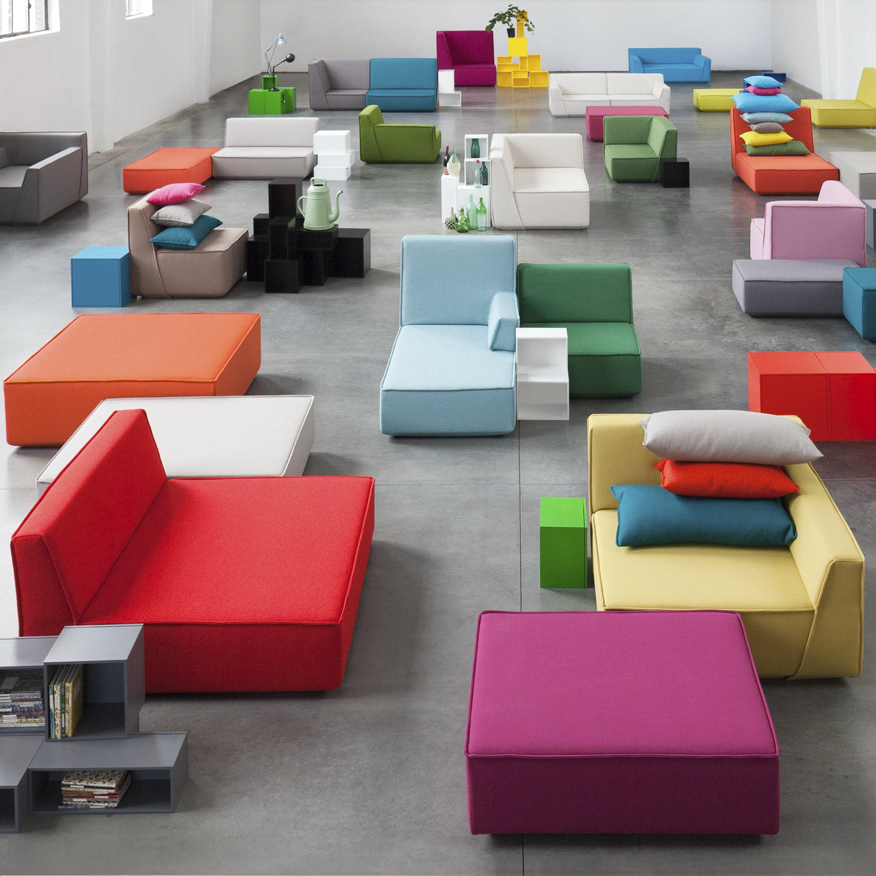 Verschieden konfigurierte Cubit Sofa Module in einem großen, offenen Raum – zeigt die Vielfalt an Kombinationsmöglichkeiten und Farben