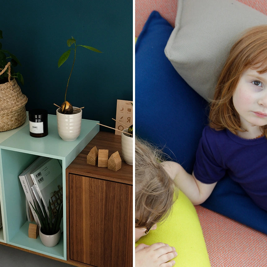 Links: Regal mit offenem und geschlossenem Modul, dekoriert mit Pflanzen und Objekten. Rechts: Kind liegt auf modularer Sofa-Oberfläche mit bunten Kissen