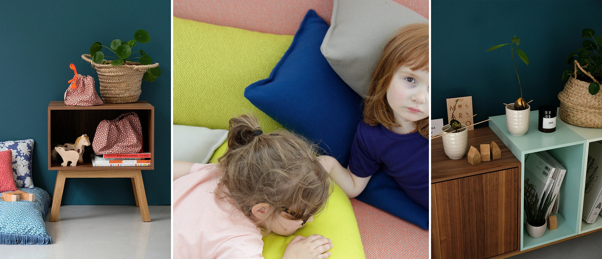 Drei Wohnszenen: Links ein Holzregal mit Spielzeug und Kissen, Mitte zwei Kinder auf einem modularen Sofa mit bunten Kissen, rechts Regalmodul mit Pflanzen und Dekorationen vor einer farbigen Wand