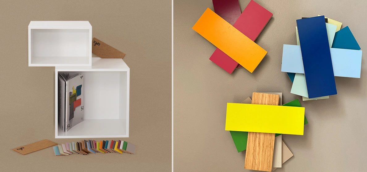 Übersicht des Cubit Musterpakets mit weißen Regalmodulen, Musterbuch und zahlreichen Lack- und Furniermustern zur Farb- und Materialwahl