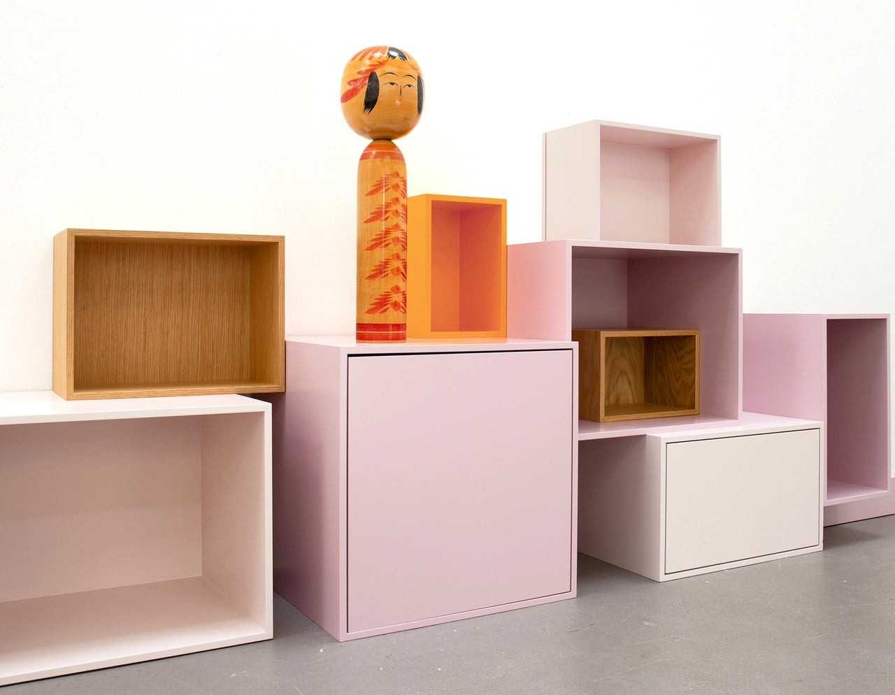 Regalaufbau mit verschiedenen Cubit Modulen in Rosa- und Naturtönen, kombiniert mit Türmodulen und offenen Modulen