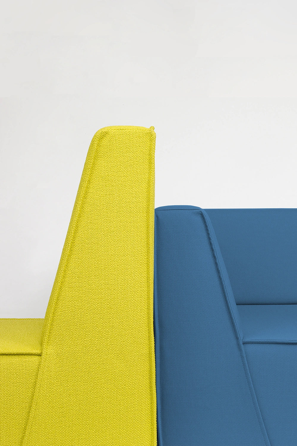 Modulares Cubit Sofa mit zwei nebeneinander stehenden Sitzelementen in kräftigem Gelb und Blau