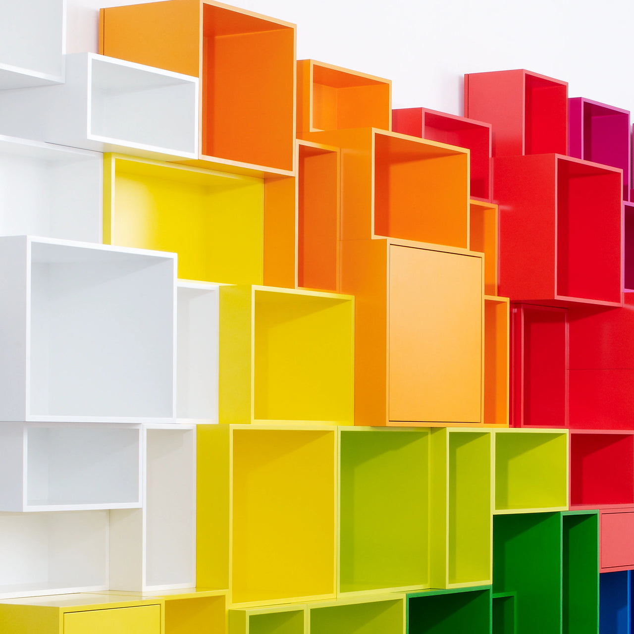 Cubit Regale in allen Farben des Regenbogens als Wandinstallation, geordnet in einem fließenden Farbverlauf – Ausdruck maximaler Farbvielfalt und Gestaltungsfreiheit