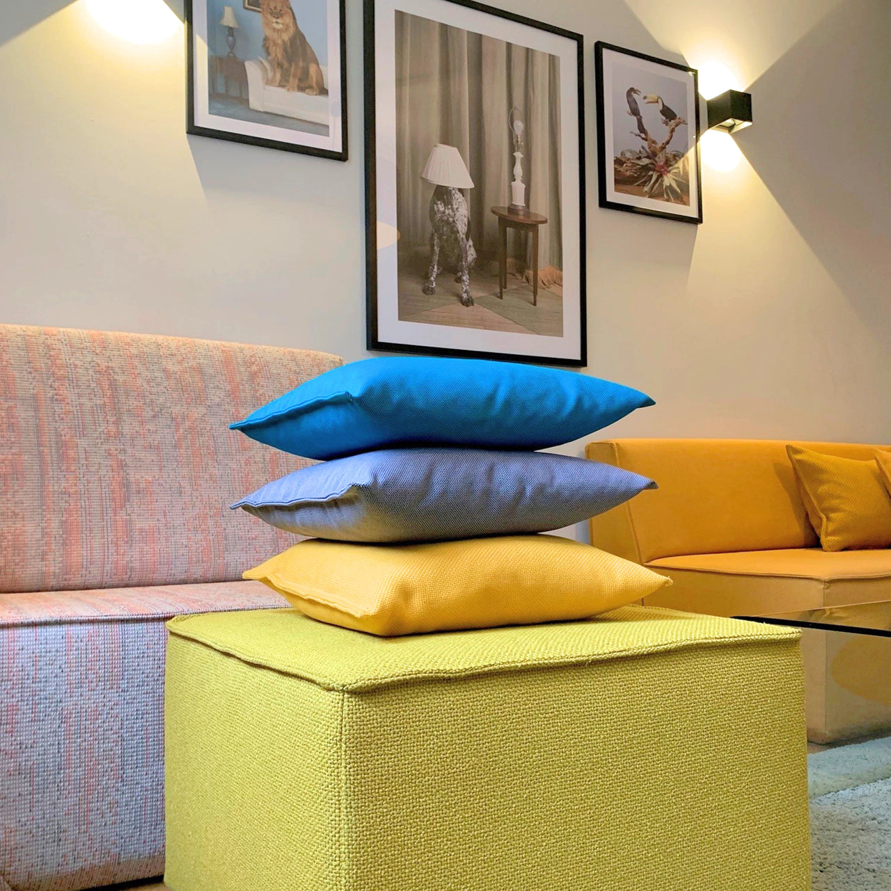 Insight into the Cubit Lookroom in Vienna with colorful sofa modules in yellow and pastel as well as color-coordinated cushions and stylish murals