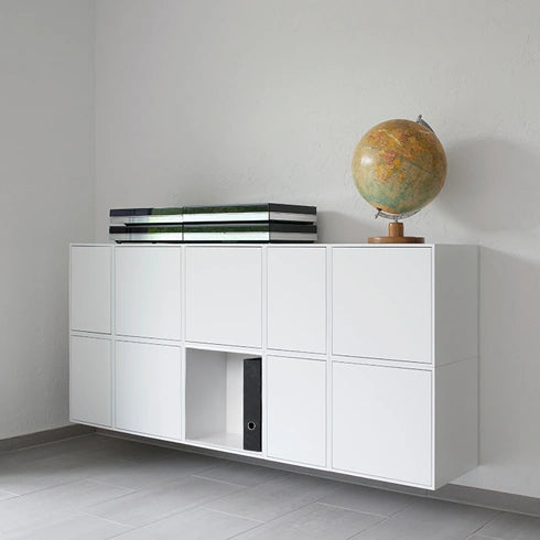 Étagère classeur blanche avec compartiments fermés, combinée à un décor de globe terrestre.