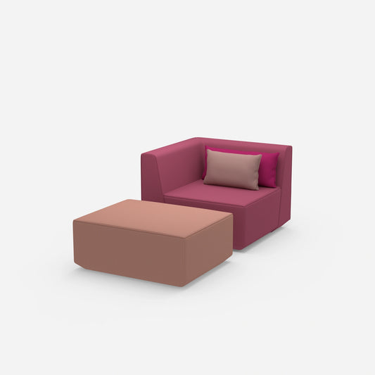 Gemütlicher Sessel mit Hocker von der Seite