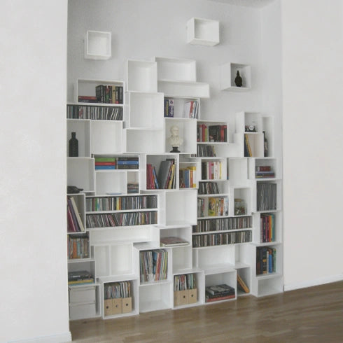 Weißes Nischenregal, perfekt für CDs und Bücher, platzsparend und modern.