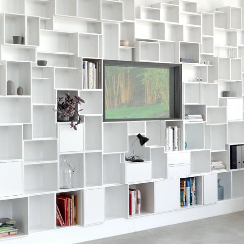 Regale um ein Fenster, weiß und minimalistisch, kombiniert mit Büchern und Deko.