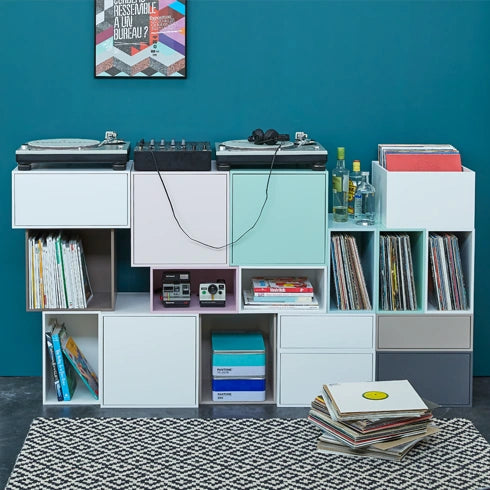 Schallplatten Regal in Weiß und Pastellfarben, kombiniert mit Plattenspielern und Vinyl-Sammlung.