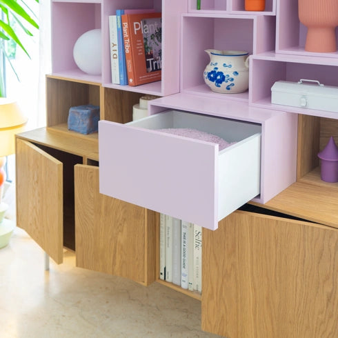 Schubladen Regal in Holz und Rosa, kombiniert mit Deko und Büchern.