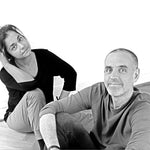 Schwarzweißporträt der Cubit Gründer sitzend auf dem Boden – Minou Farkhondeh und Thomas Reichel
