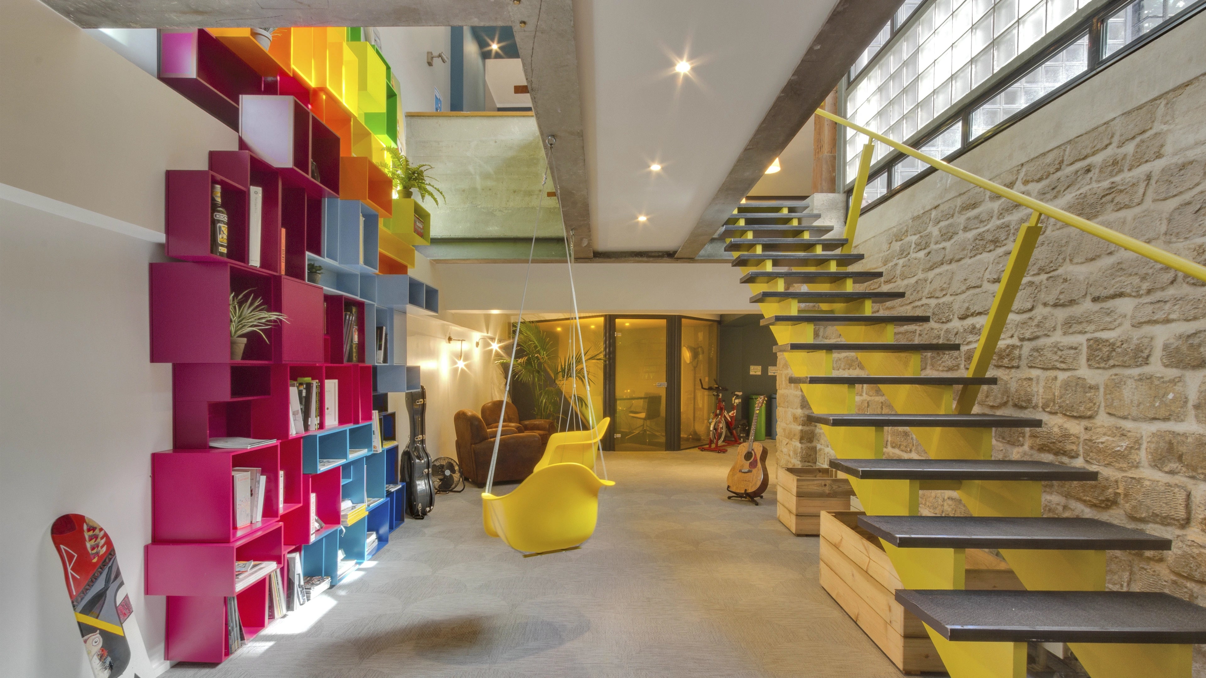Reference project with a colorful Cubit shelving system in a modern Parisian office - individual furniture design in the working environment