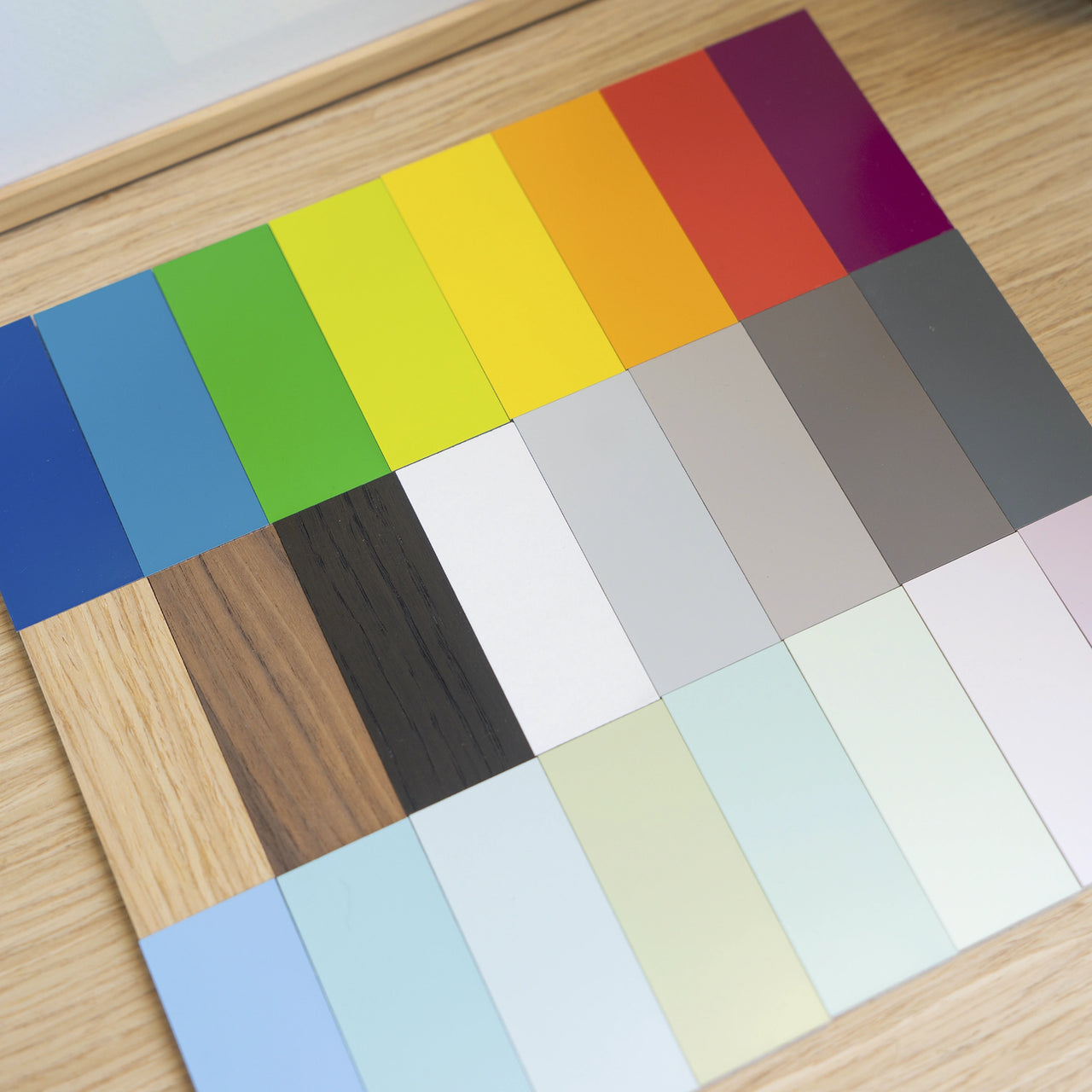 Color and veneer samples for Cubit shelving, sorted on a wooden base for selection and planning