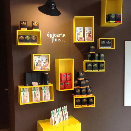 Wall-mounted shelving RK262 from the front