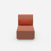 Fauteuil moderne à assise longue avec dossier haut vu de face