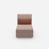Fauteuil moderne à assise longue avec dossier haut vu de face