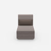 Fauteuil moderne à assise longue avec dossier haut vu de face