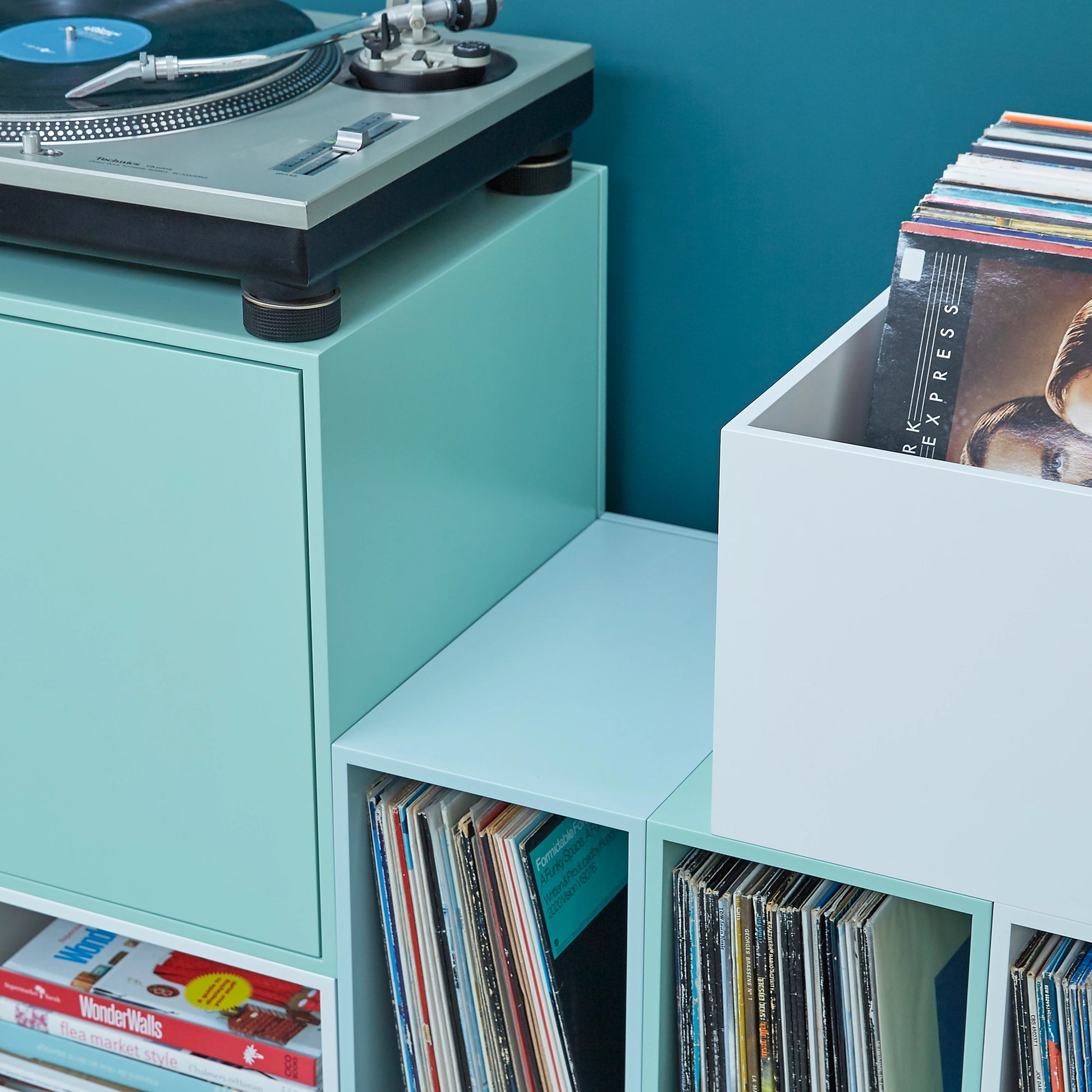 Étagère à disques RK203 vue du côté gauche