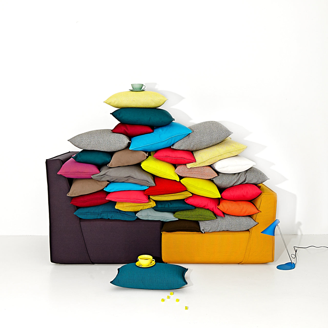 Pile de coussins colorés sur un canapé Cubit - un regard ludique sur le grand choix de coussins de canapé