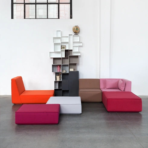 Canapé paysage en différentes couleurs, combiné avec une étagère moderne.