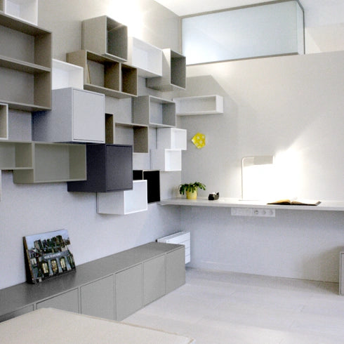 Étagère à portes en gris et blanc, combinée avec des compartiments ouverts et un bureau.