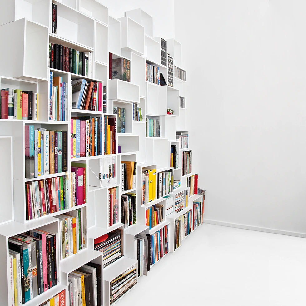 Libreria in bianco, moderna e minimalista, piena di libri e riviste