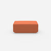 Pouf moderno arancione visto frontalmente